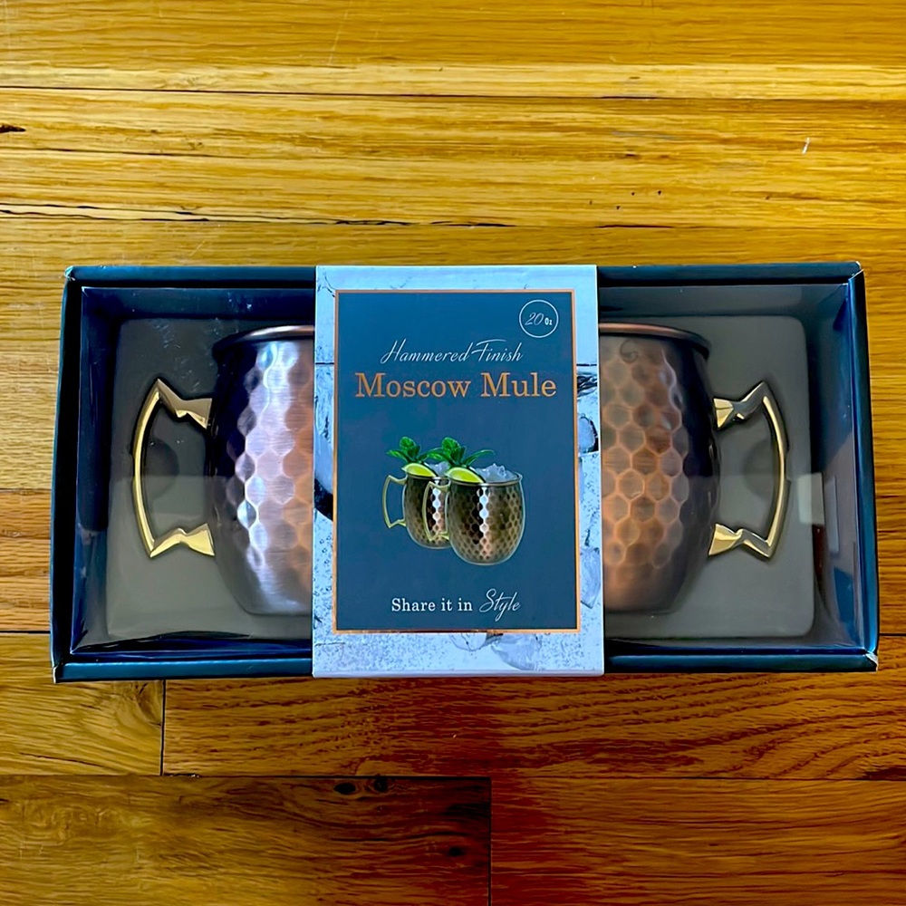 Gorgeous set of Moscow Mule mugs. Recipe included!!